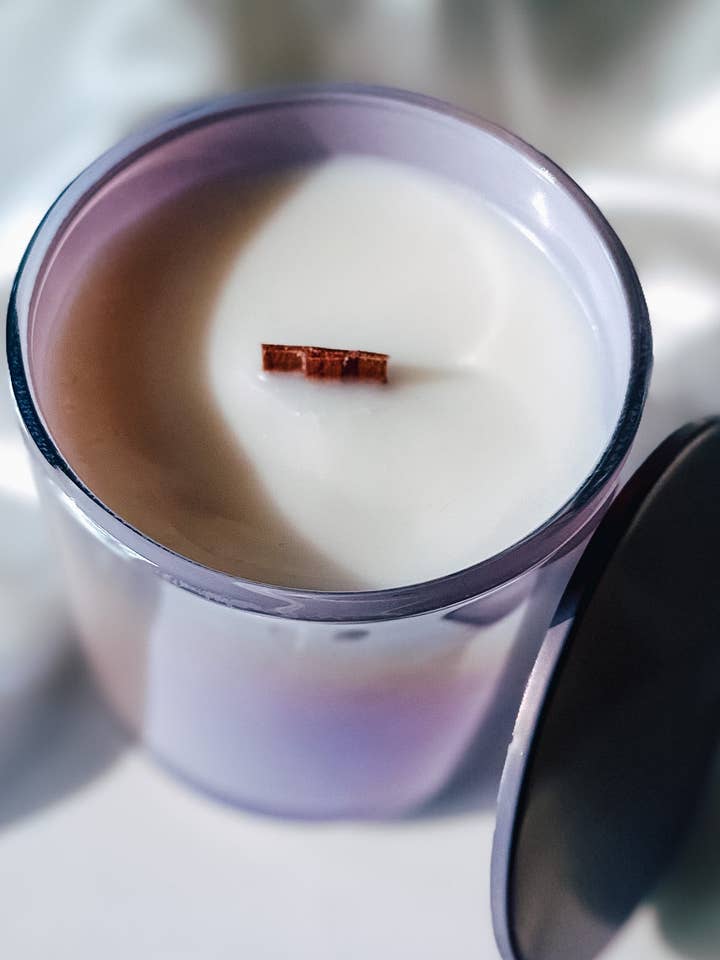 Luxe iriserende paarse kaars van 8 oz (private label) voor wholesale door Lava Candle Company