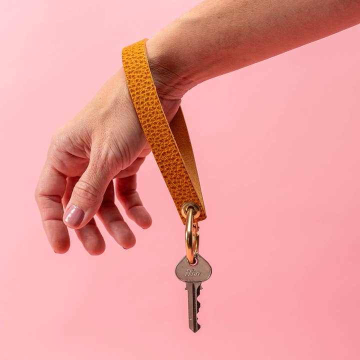 Pochette en cuir Dollaro couleur verge d'or pour la vente par Avryn Co.