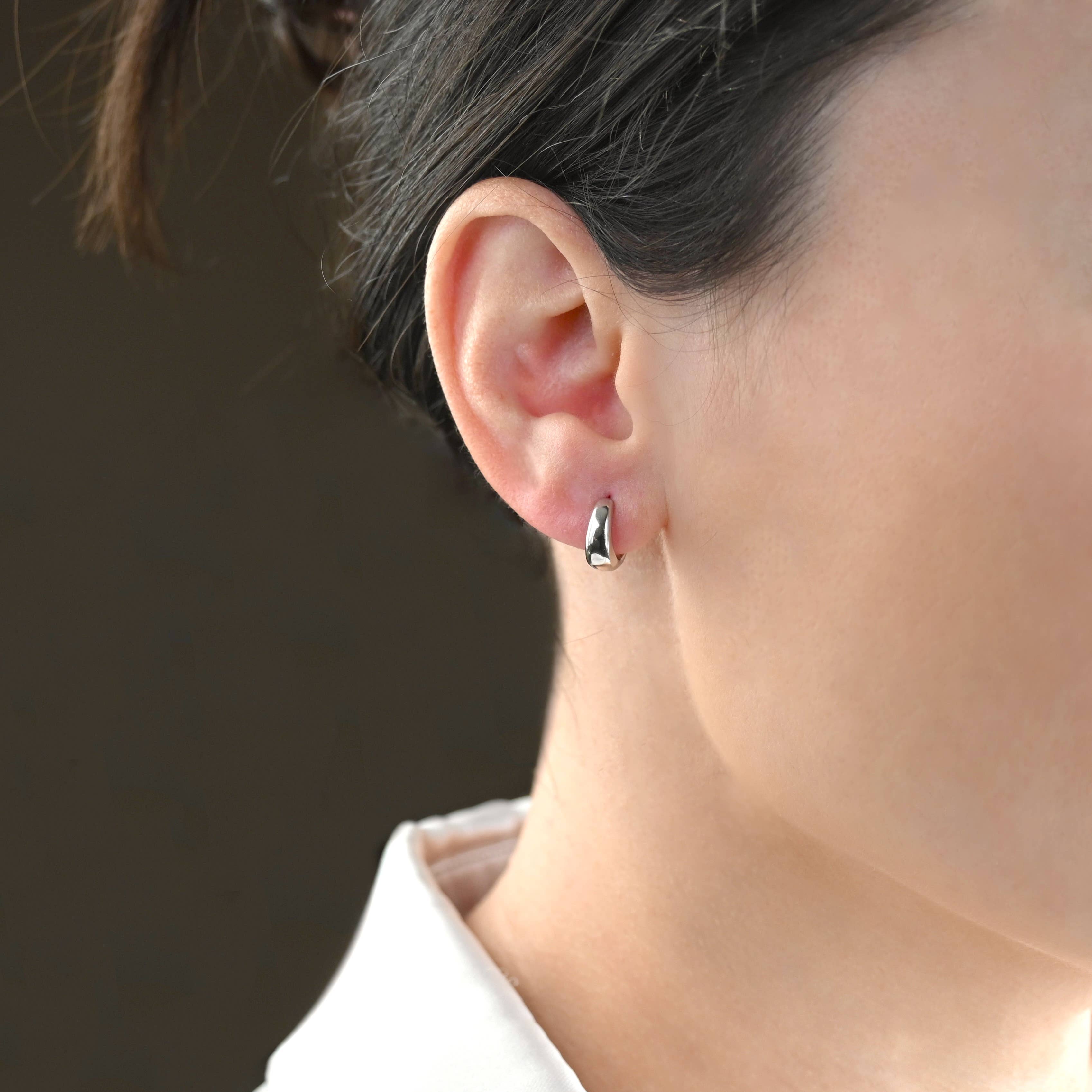 Blueyejewelry - Vendita all'ingrosso Orecchini a cerchietto - Cerchi spessi piccoli - Orecchini huggie in argento sterling e vermeil oro 18k2