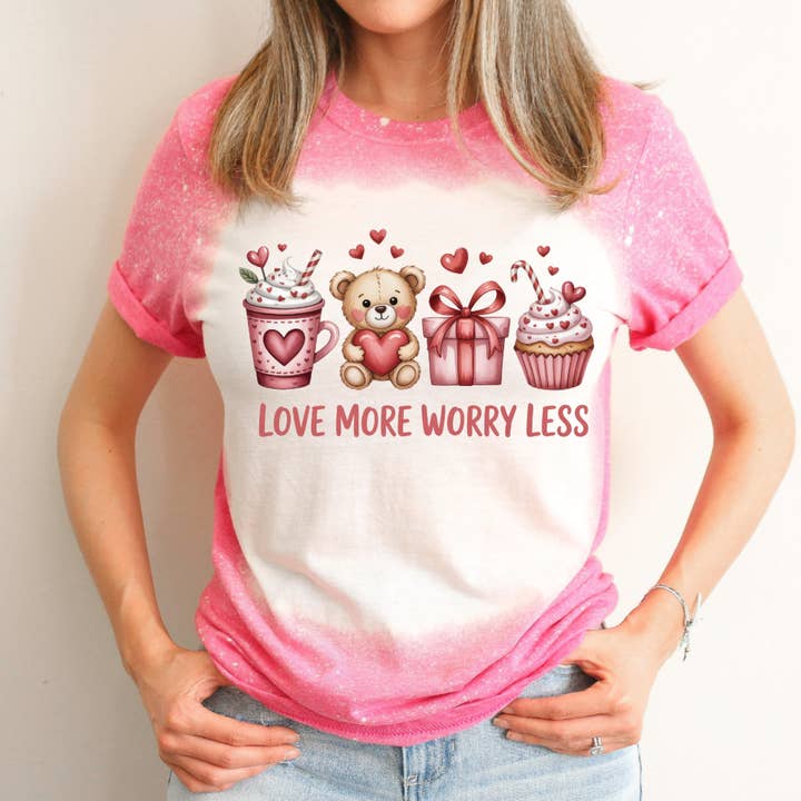 Elsk mere bekymr dig mindre bleget Valentinsdag T-shirt for engroshandel hos Hello Gorgeous Apparel