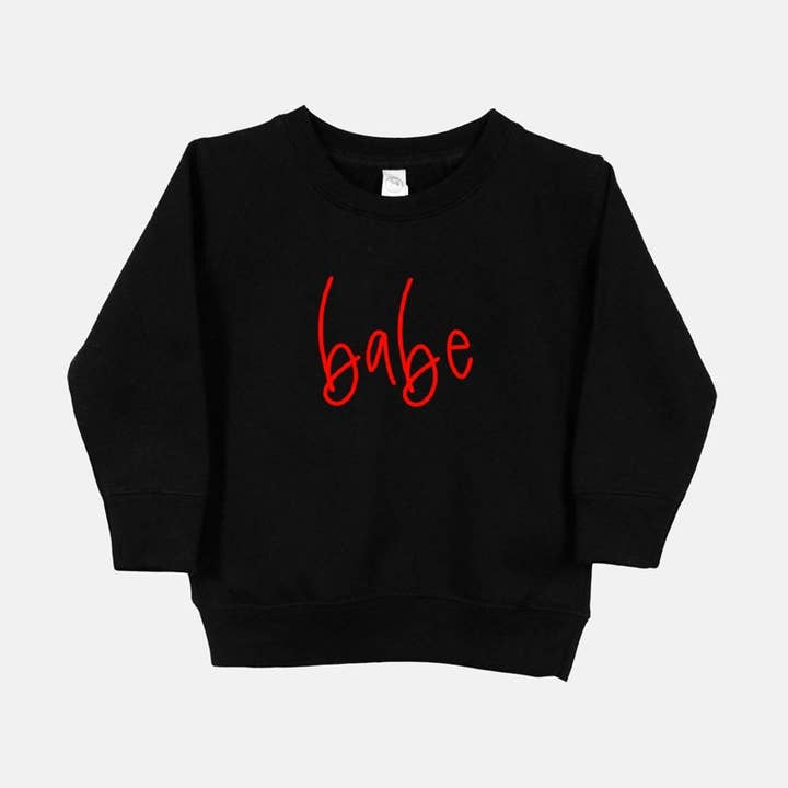 Pull à col rond pour tout-petits Babe Valentine's Day | Sweatshirt moderne pour enfants pour la vente par Fiddles & Fern