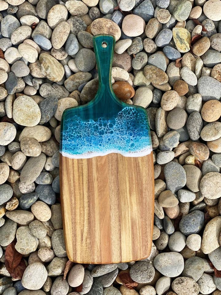 Planche à découper océan en résine et bois d'acacia pour la vente par Kea’s Kreations