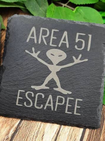 Område 51 indgraveret skifercoaster - Alien - UFO for engroshandel hos McHenrysPlace