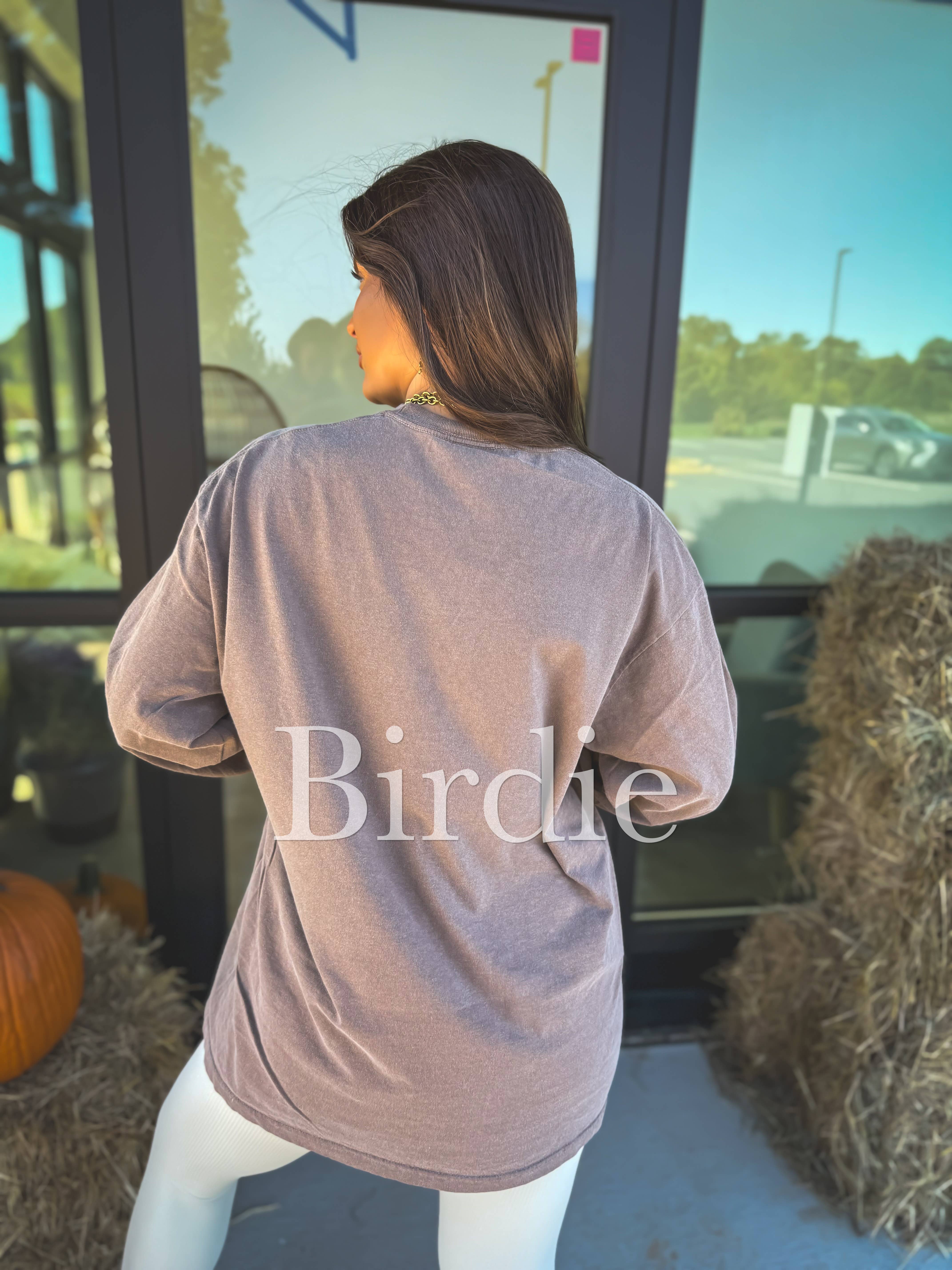 birdie - Venta al por mayor Túnica - Mujer - Camiseta gráfica de manga larga "Camo Bow Tis the Season" en color espresso.4