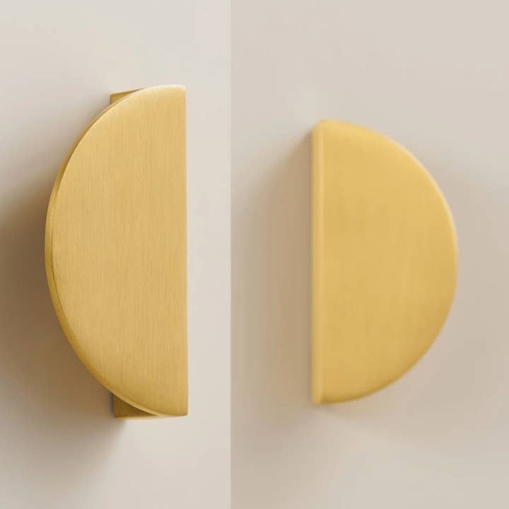 Poignées de placard demi-lune en laiton brossé moderne | Poignées de tiroir semi-circulaires pour la vente par Modern Home by Bellver