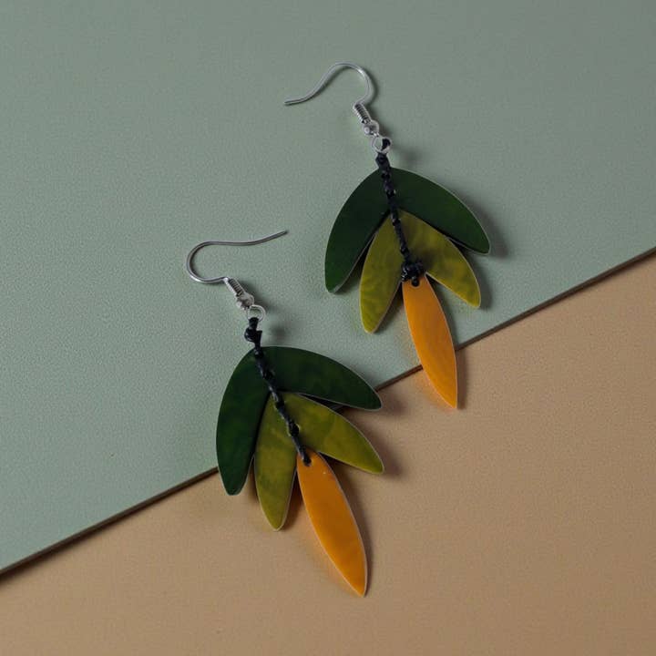Verschachtelte Blätter Tagua botanische Ohrringe für den Großhandel von Organic jewelry by Allie