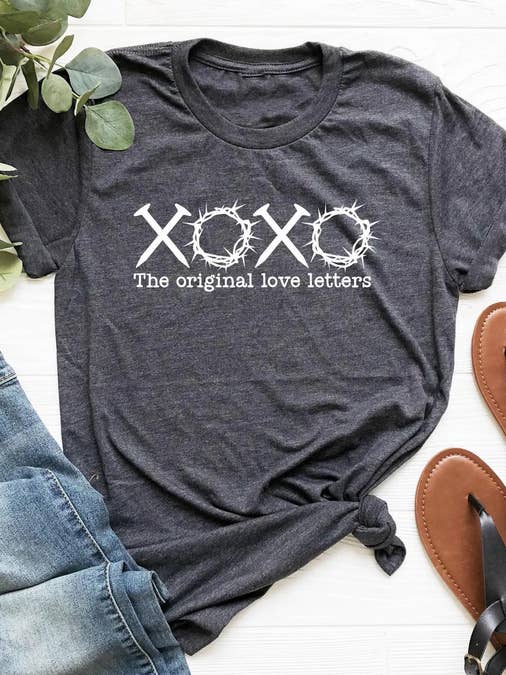 XOXO Das Original Love Letters Christian Graphic Tee für den Großhandel von Boho Bloom Emporium