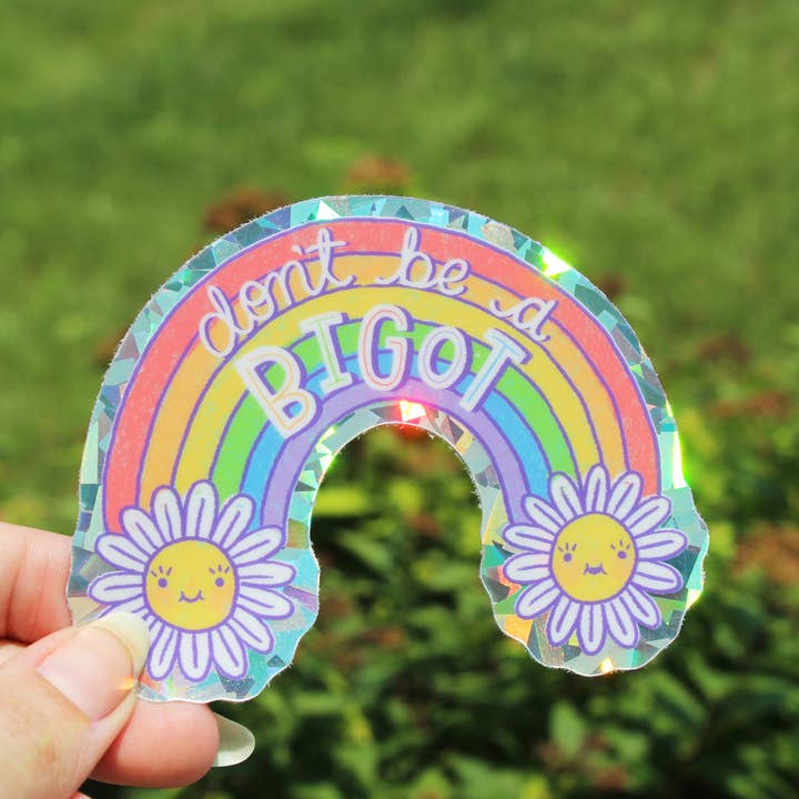 Vær ikke en bigot! Rainbow holografisk klistermærke for engroshandel hos Quite Colorful