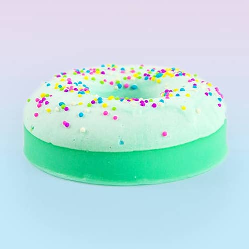 Savon Donut d'Anniversaire Vert pour la vente par Lola Soap