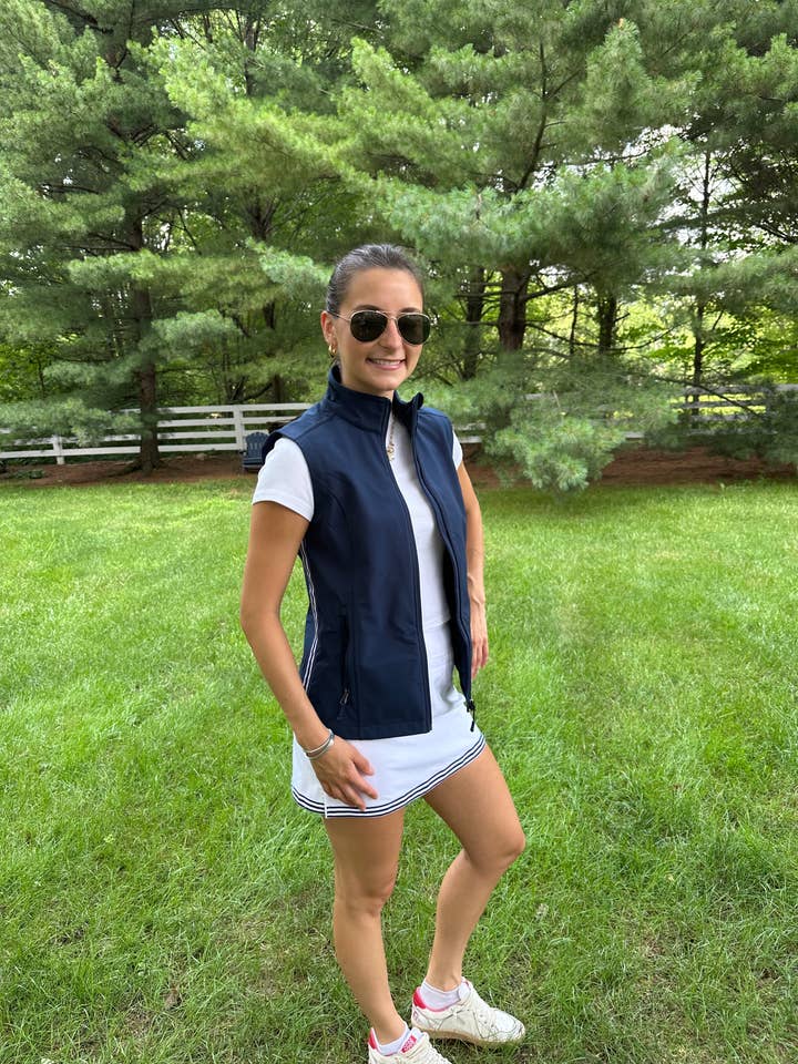 Gilet Soft Shell Martina - Marine avec ruban à rayures marine et blanc pour la vente par Pearly Vine