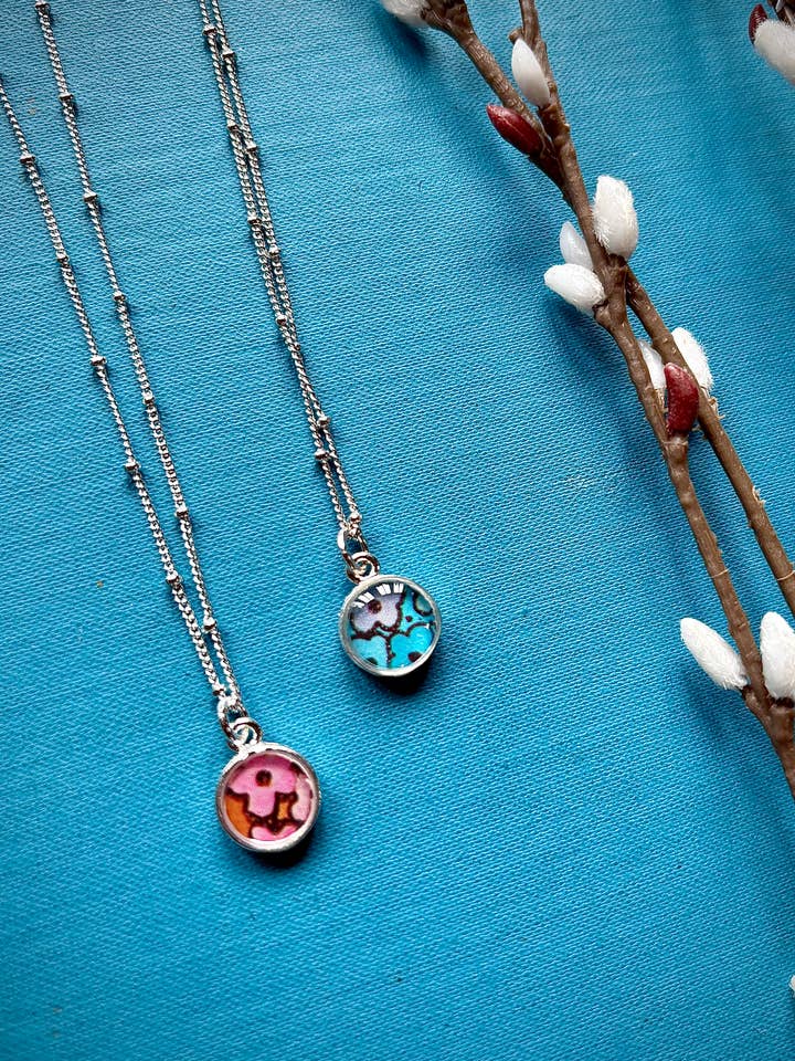 Collana con ciondolo a fiori piccoli in argento - lavanda, pervinca per la vendita all'ingrosso da parte di joeyfivecents