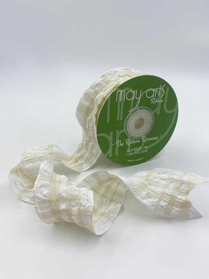 Ruban à carreaux seersucker ivoire et beige à bordure volantée de 1,5″ pour la vente par May Arts Ribbon