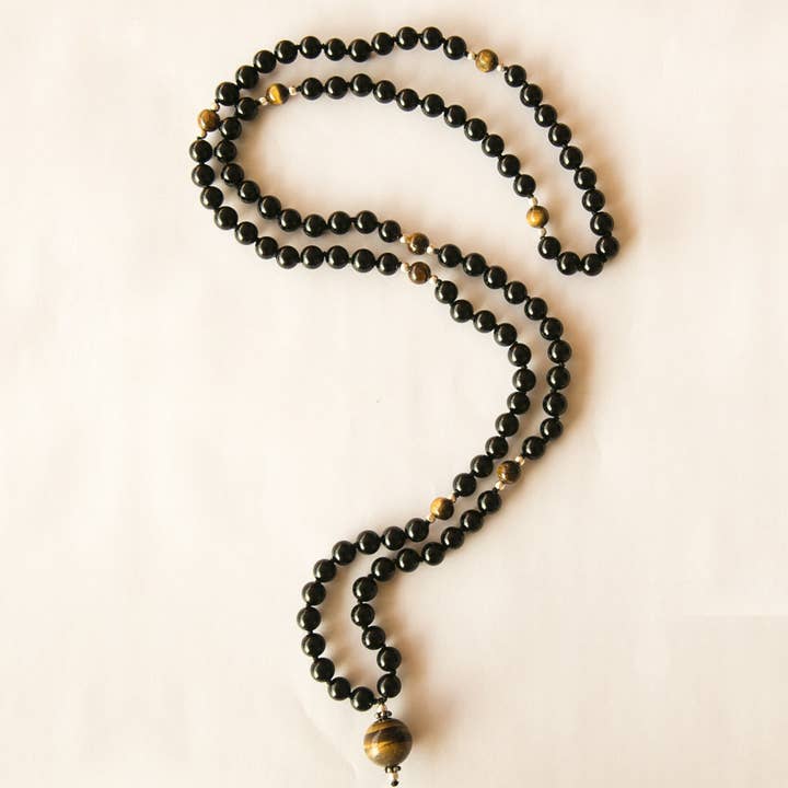 Mala en onyx noir et œil de tigre pour la vente par The sattva collection