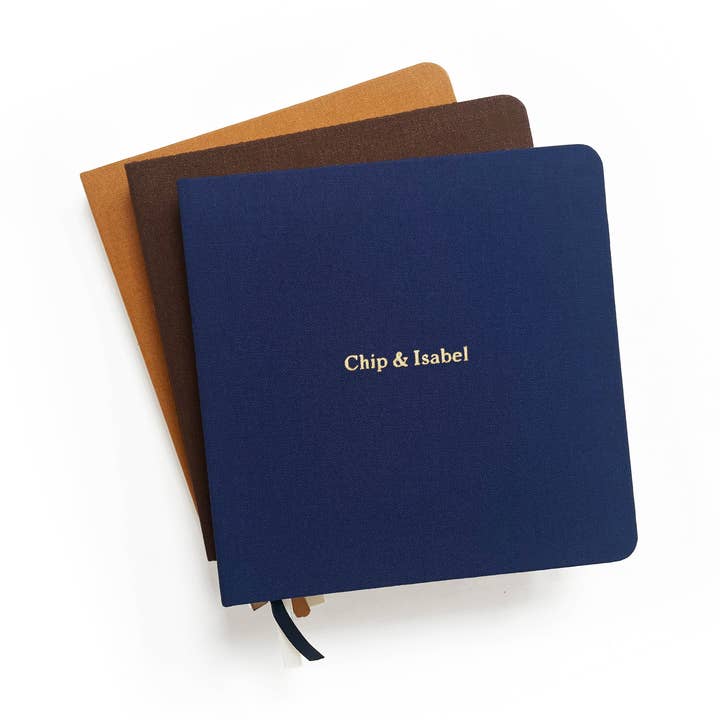 Quaderno in Lino Quadrato con Testo Personalizzato in Rilievo | Blu Navy & Marroni per la vendita all'ingrosso da parte di Studio Portmanteau