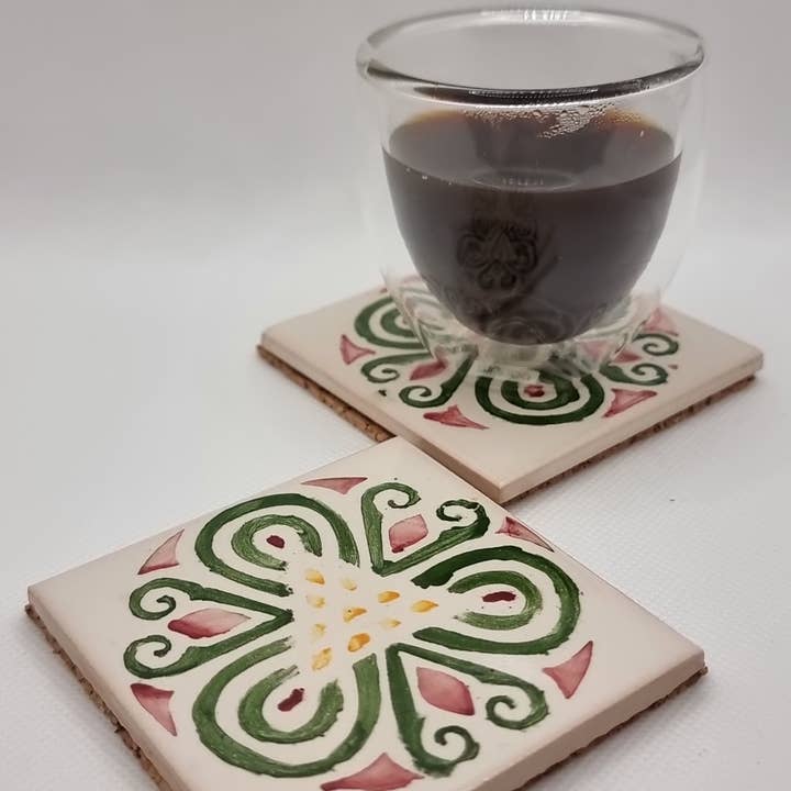 Handbemalte Fliesen: Untersetzer und Topflappen – Moderner Chic für den Großhandel von Hazbruk Ceramics