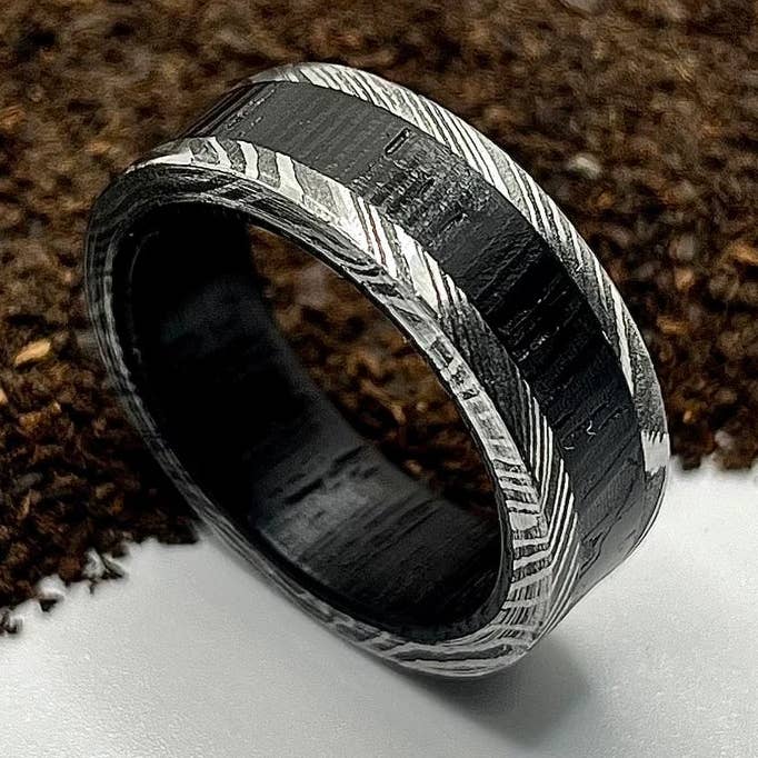 Schwarzer Damast-Ring mit Whiskeyfass-Futter | Handgefertigtes minimalistisches Band für den Großhandel von RustyStudioUSA