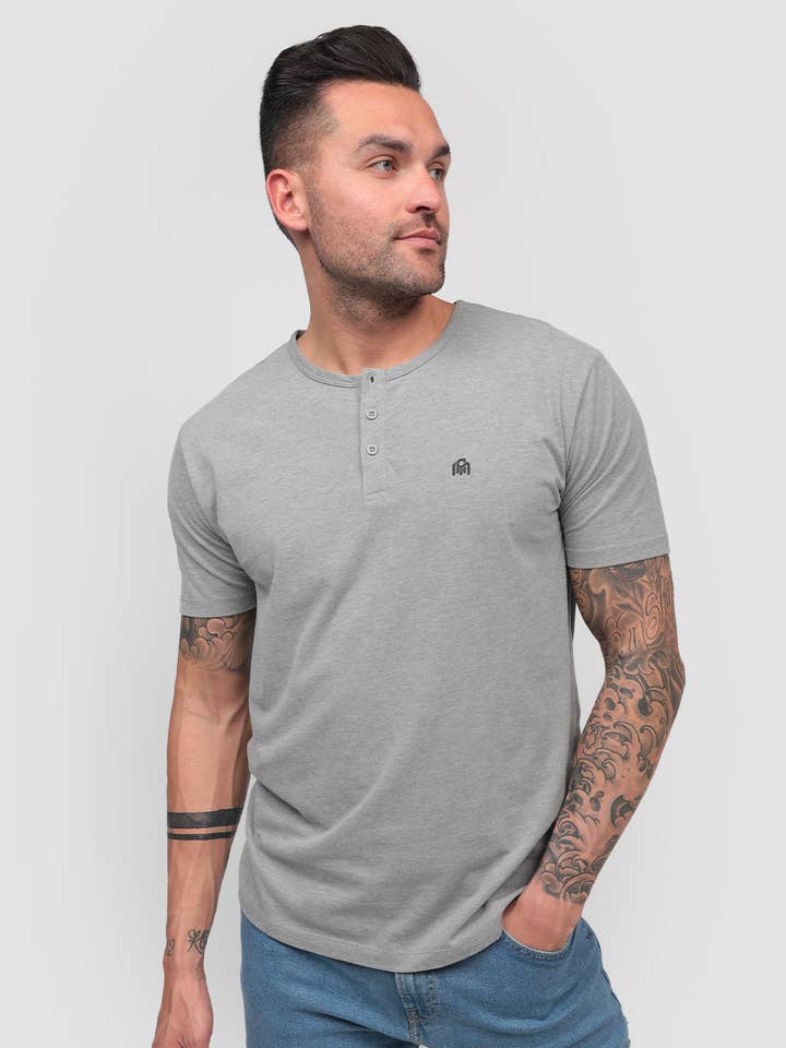 INTO THE AM - Vendita all'ingrosso Maglietta - Uomo - Maglietta Henley a Maniche Corte da Uomo (di Marca)2