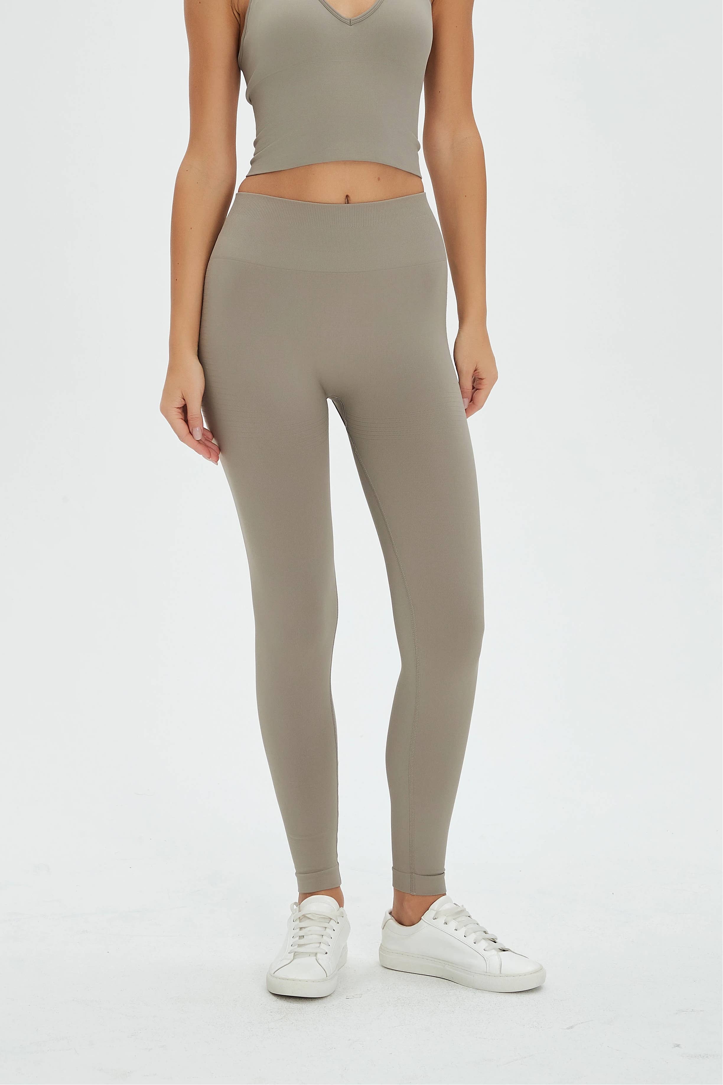 Mantra Active – Großhandel Sport-/Lounge-Leggings – Damen – Camilia Nahtlose Rippstrick-Leggings mit hohem Bund3