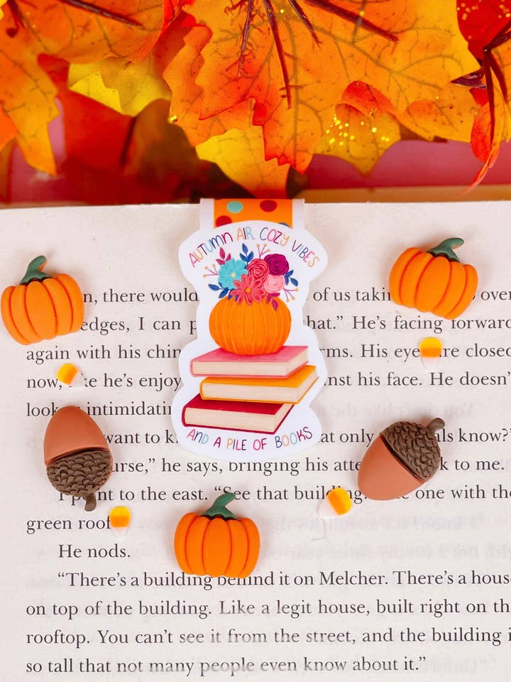 Marque-page magnétique avec air d'automne, ambiance chaleureuse et pile de livres pour la vente par Emily Cromwell Designs