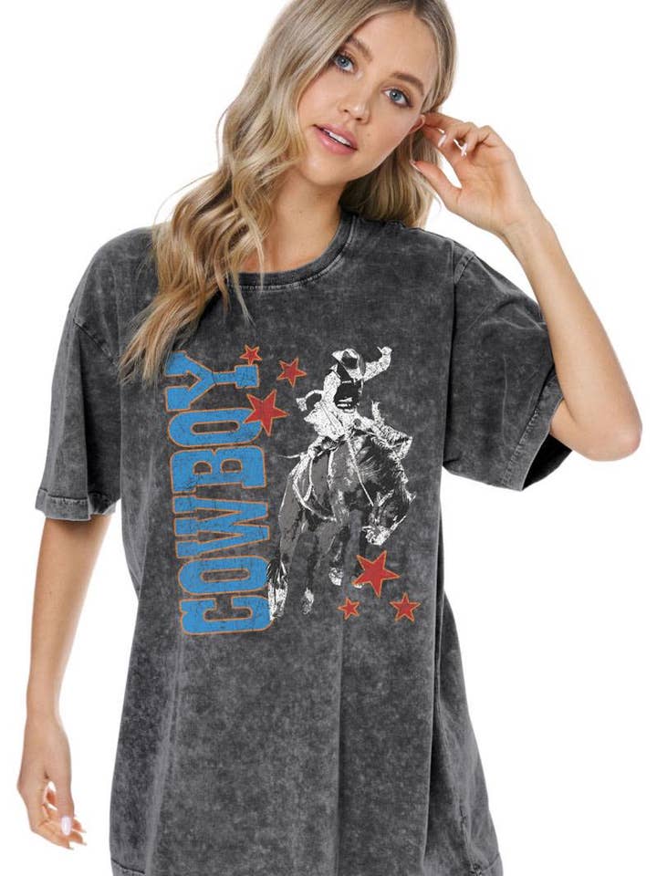 T-shirt boyfriend manches courtes délavé vintage western cow-boy à imprimé graphique pour la vente par Zutter