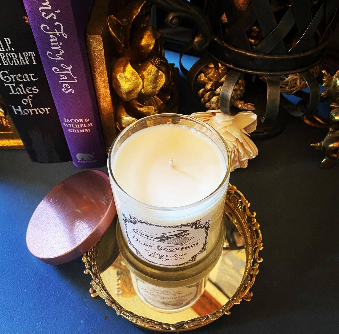 Vintage Luxe Design Co. – wholesale Burkljus – Olde Bookshop 255 g Sojavaxljus – Present till bokälskare2