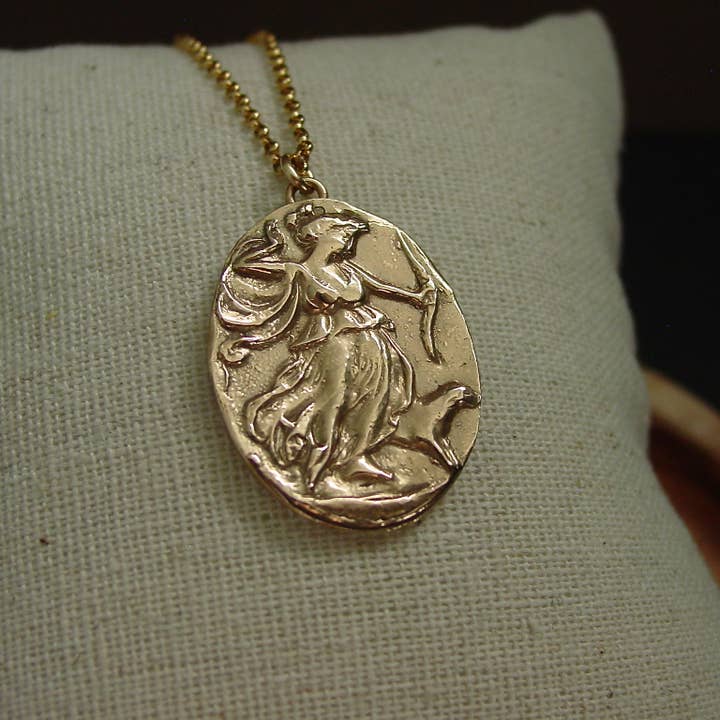 Petit collier camée Artemis - Diana la chasseresse pour la vente par Vis a Vis Jewelry
