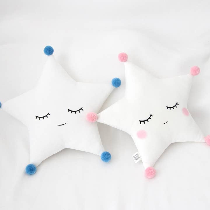 Cuscino bianco a forma di stella con pompon per la vendita all'ingrosso da parte di ProstoConcept