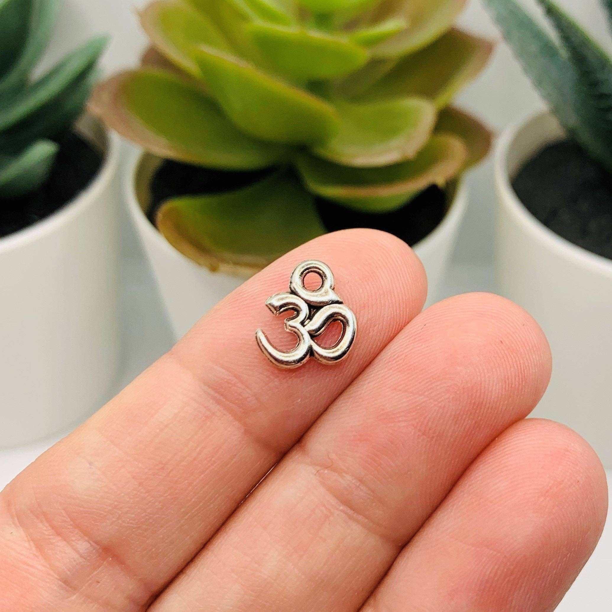 Guerrilla Charm - Wholesale Individual Charm/Pendant - Silver Om/Ohm Symbol Charms, 16x11mm1
