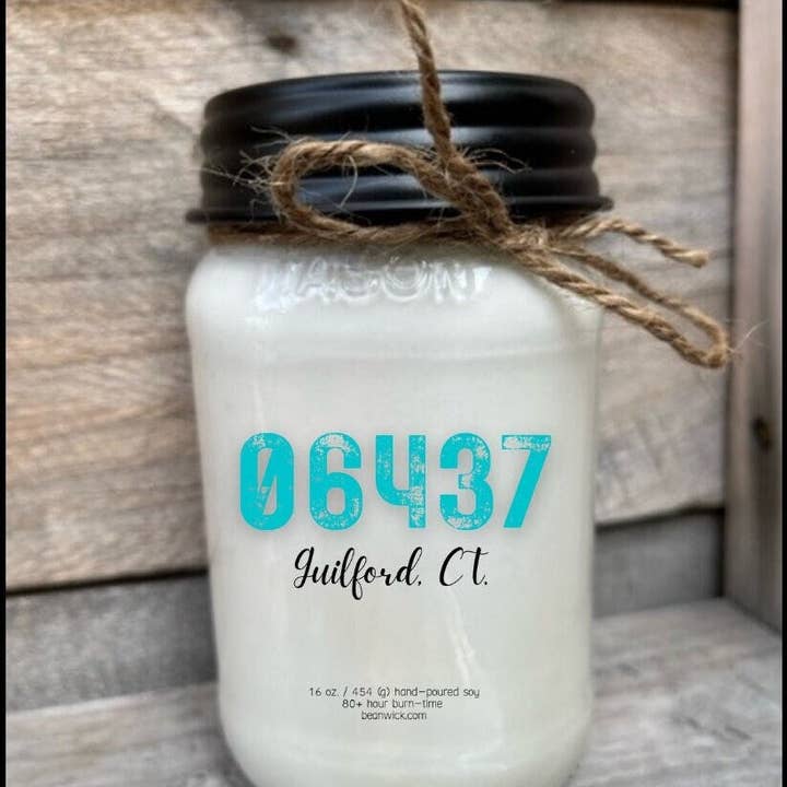 VELA CÓDIGO POSTAL / Vela de Soja en Tarro Mason de 16 oz. / Vela Perfumada / Cera Derretida / Decoración Rústica / Todo Natural / Más Vendido / Idea de Regalo para venta al por mayor de Beanwick Candle Co.