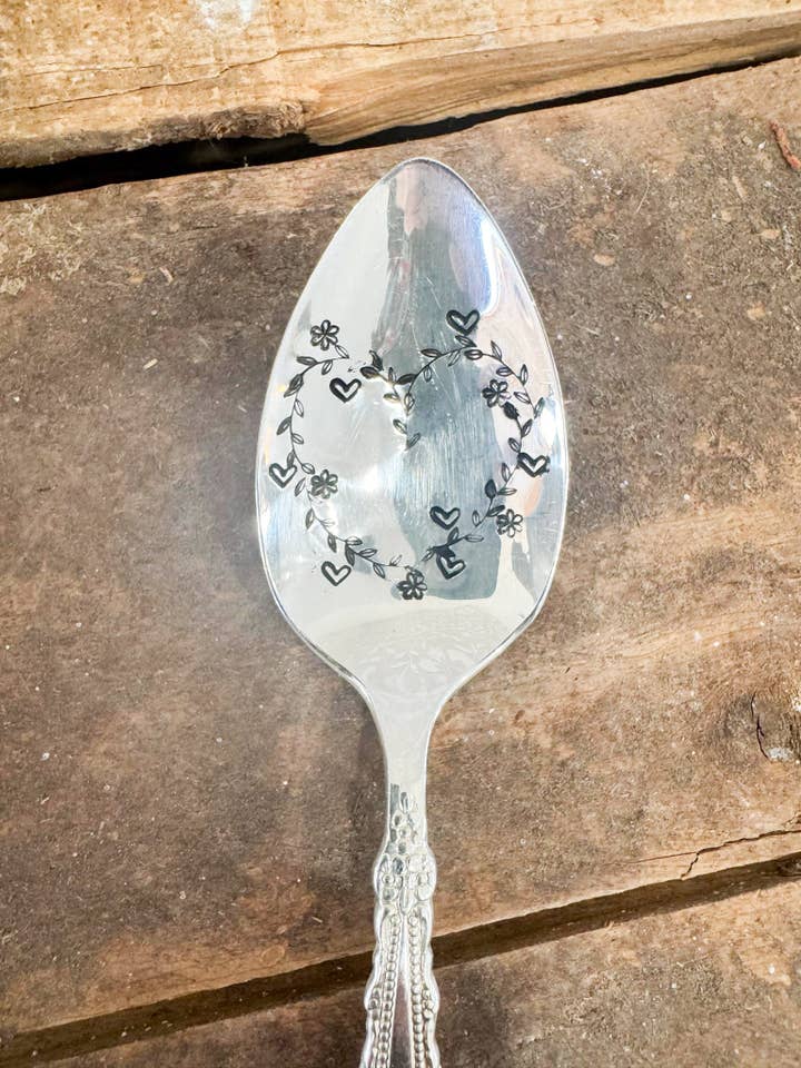 Colher Estampada Vintage Garland em forma de coração por atacado de The Sassy Barn