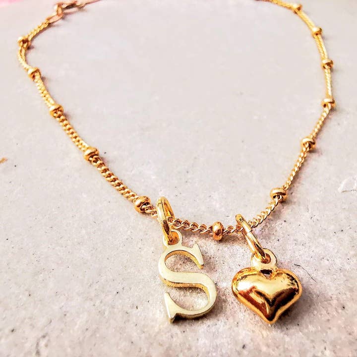 Collar con colgante de corazón dorado e inicial de satélite para venta al por mayor de Sophellie Jewellery