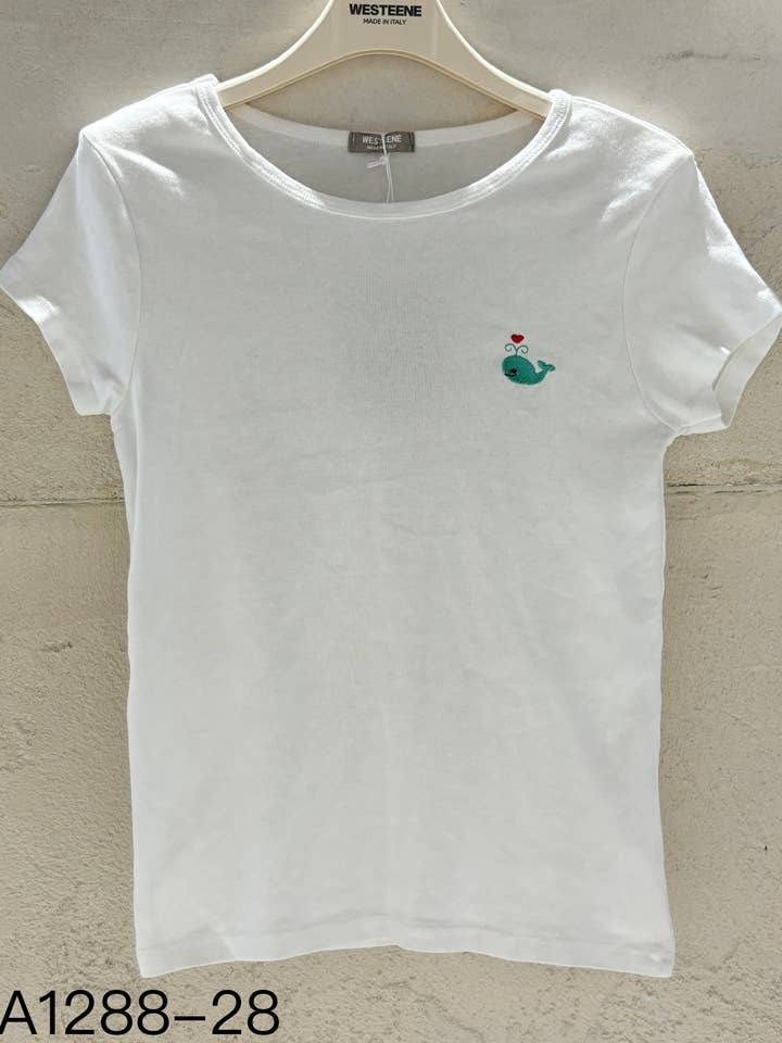 T-shirt slim in cotone con scollo rotondo e balena ricamata per la vendita all'ingrosso da parte di Chilli Girl Collection