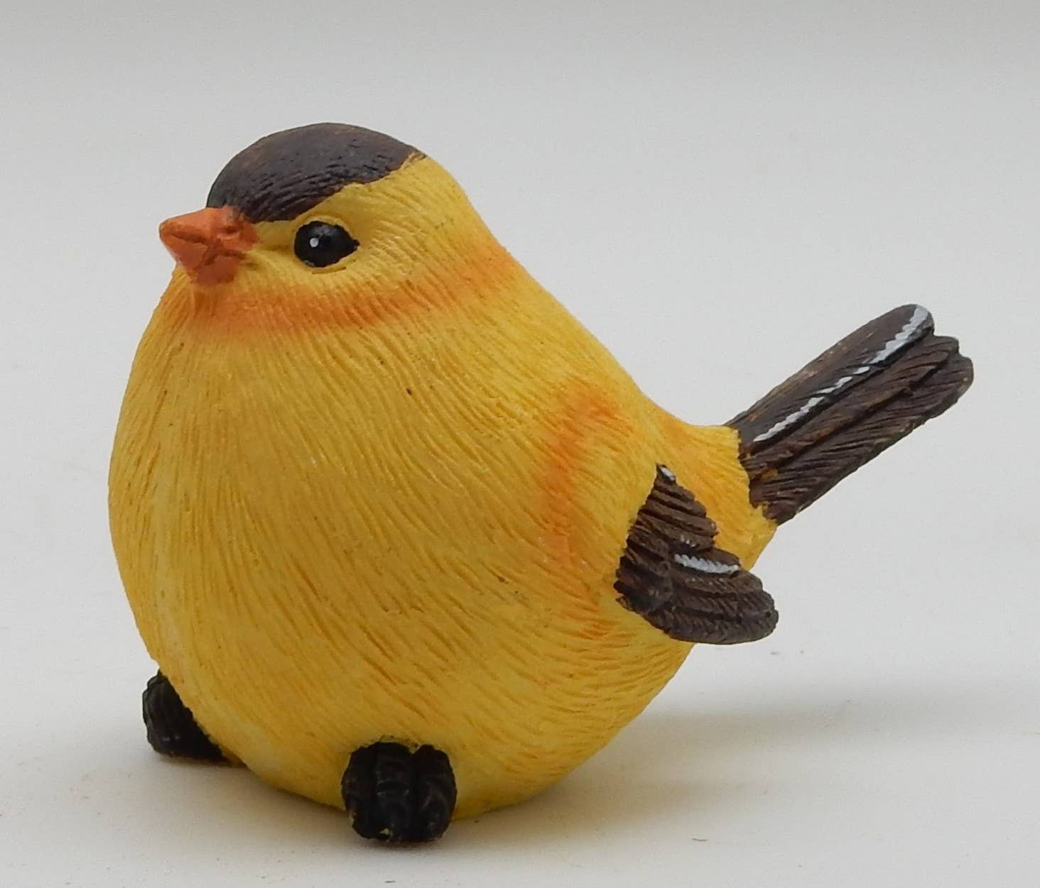 Green Pastures Wholesale - Vente Figurine décorative - Figurines d'oiseaux Décor - Petit oiseau jaune en polyrésine0