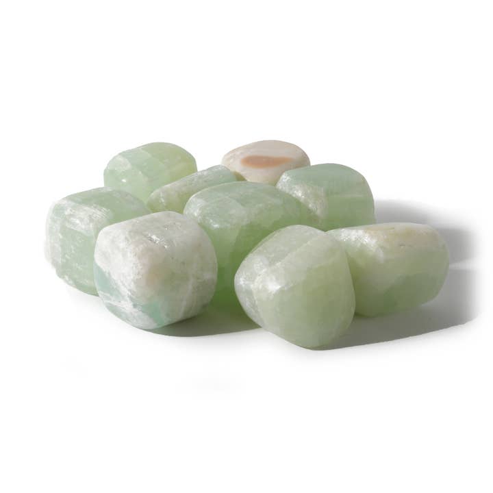 Pietre burattate in calcite verde pistacchio per la vendita all'ingrosso da parte di Stonebridge Imports