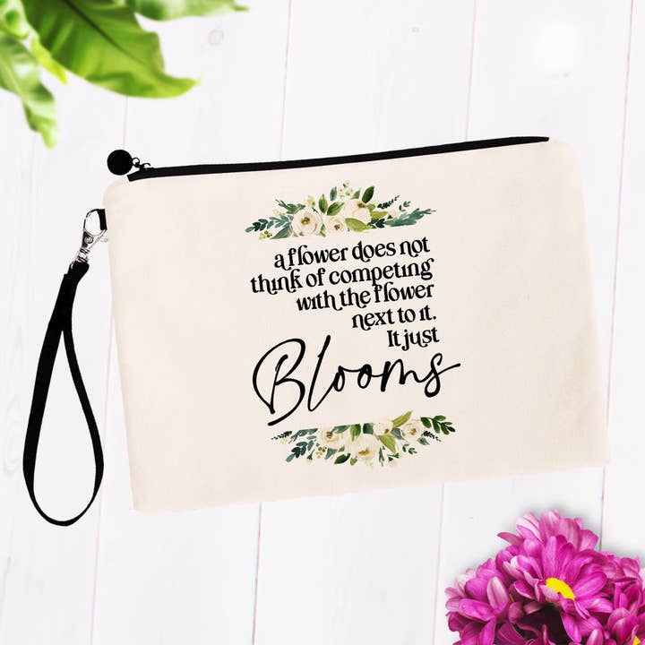 Bolsas de maquillaje A Flower Just Blooms para venta al por mayor de SheMugs