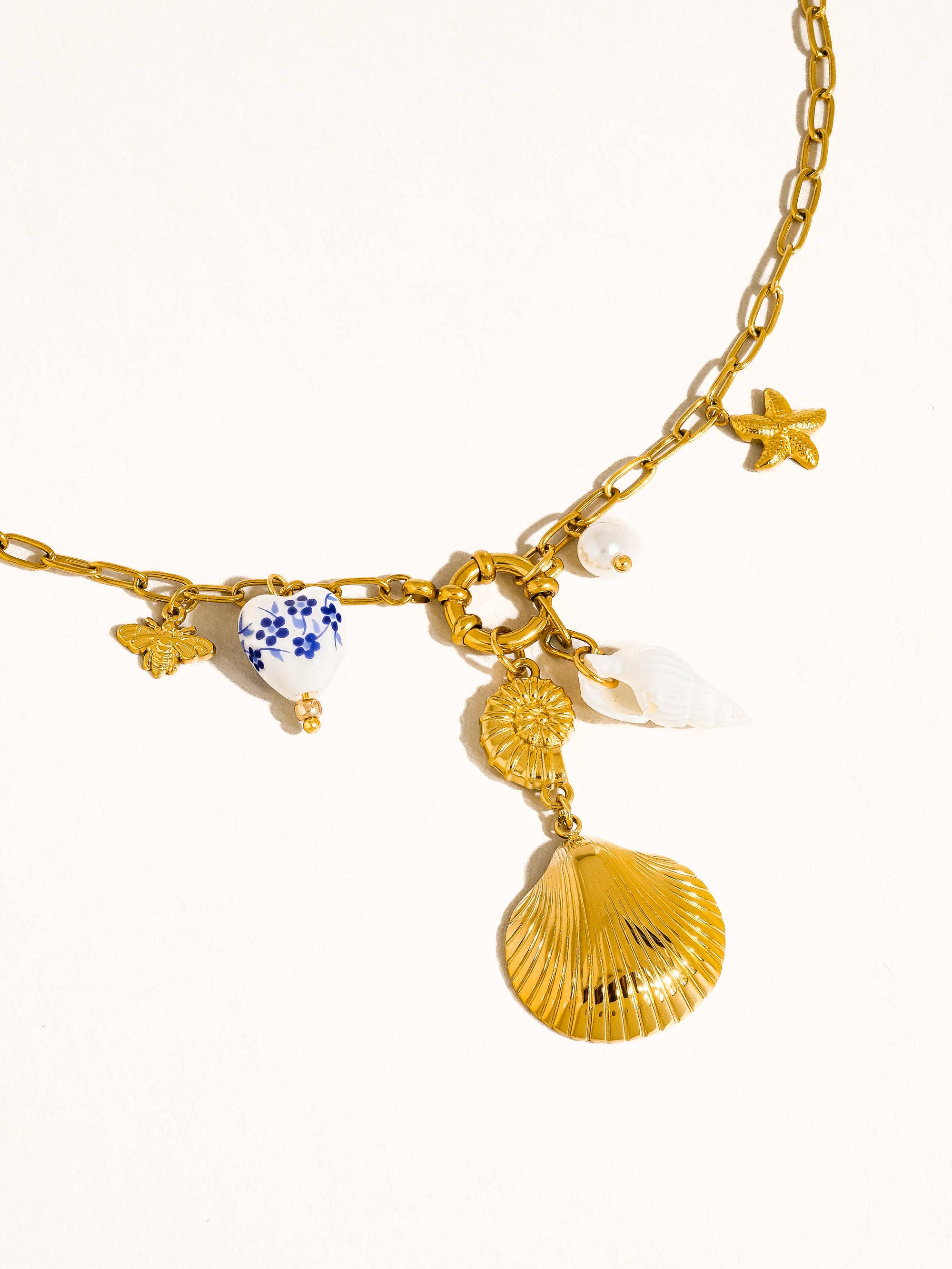 Ouro amarelo Colar com pingente de concha de cerâmica e revestimento de ouro 18K que não mancha para venda a revendedores na Faire1