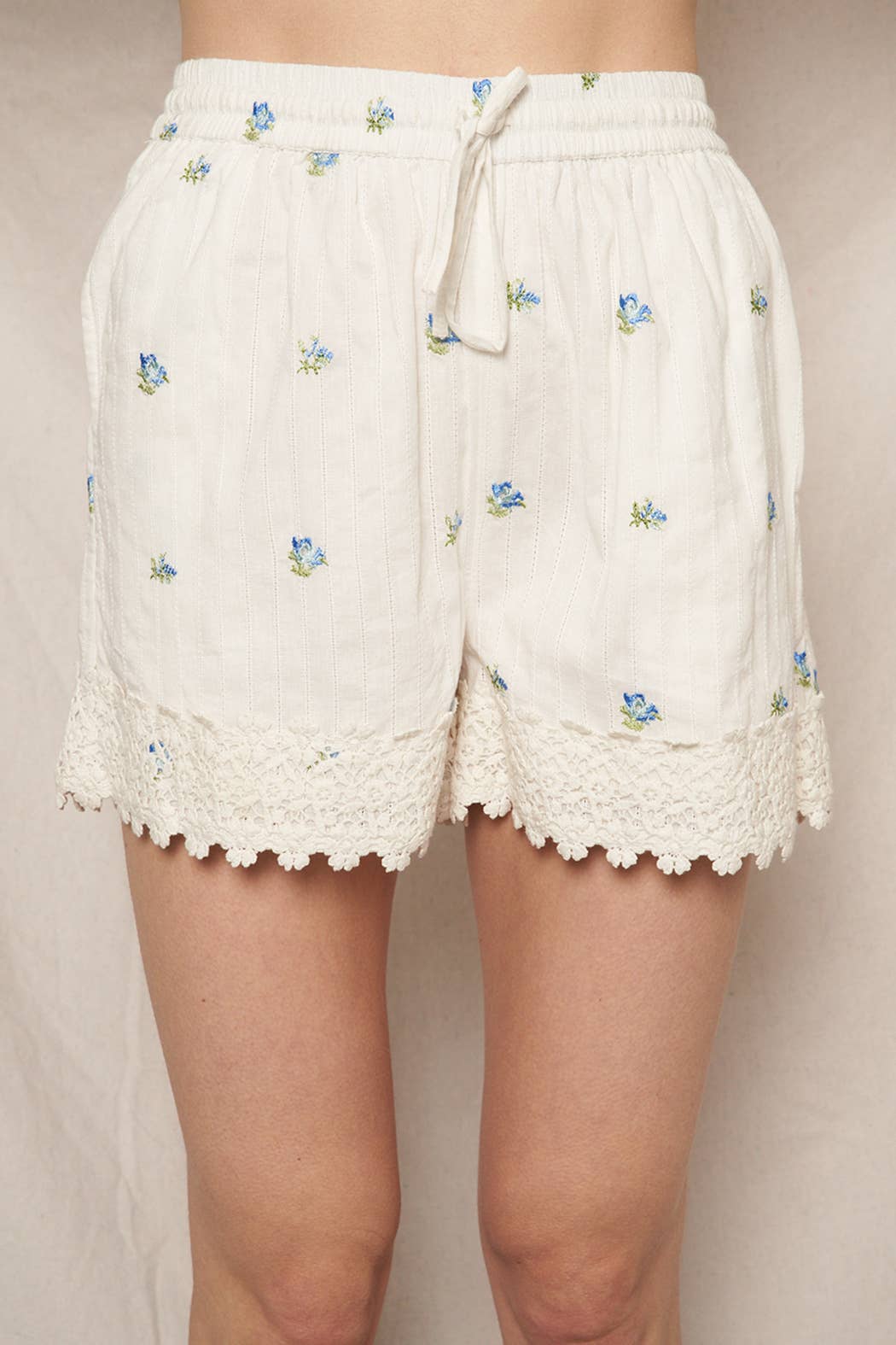 En Crème - Wholesale Shorts - Women's - Floral Embroidery Shorts with Lace Trim 7