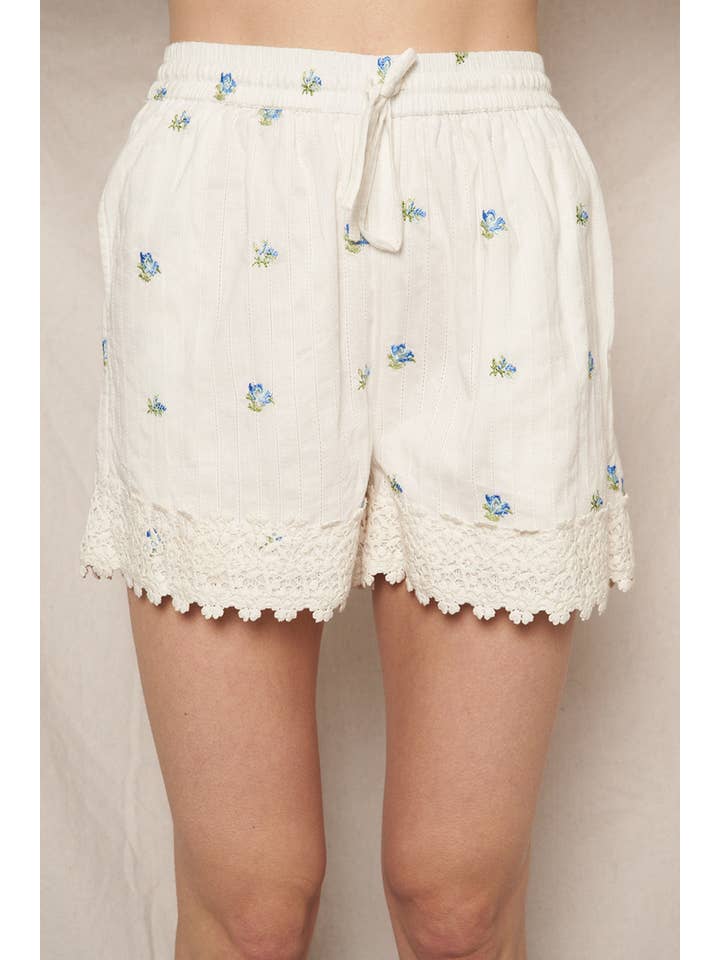 En Crème - Wholesale Shorts - Women's - Floral Embroidery Shorts with Lace Trim 7