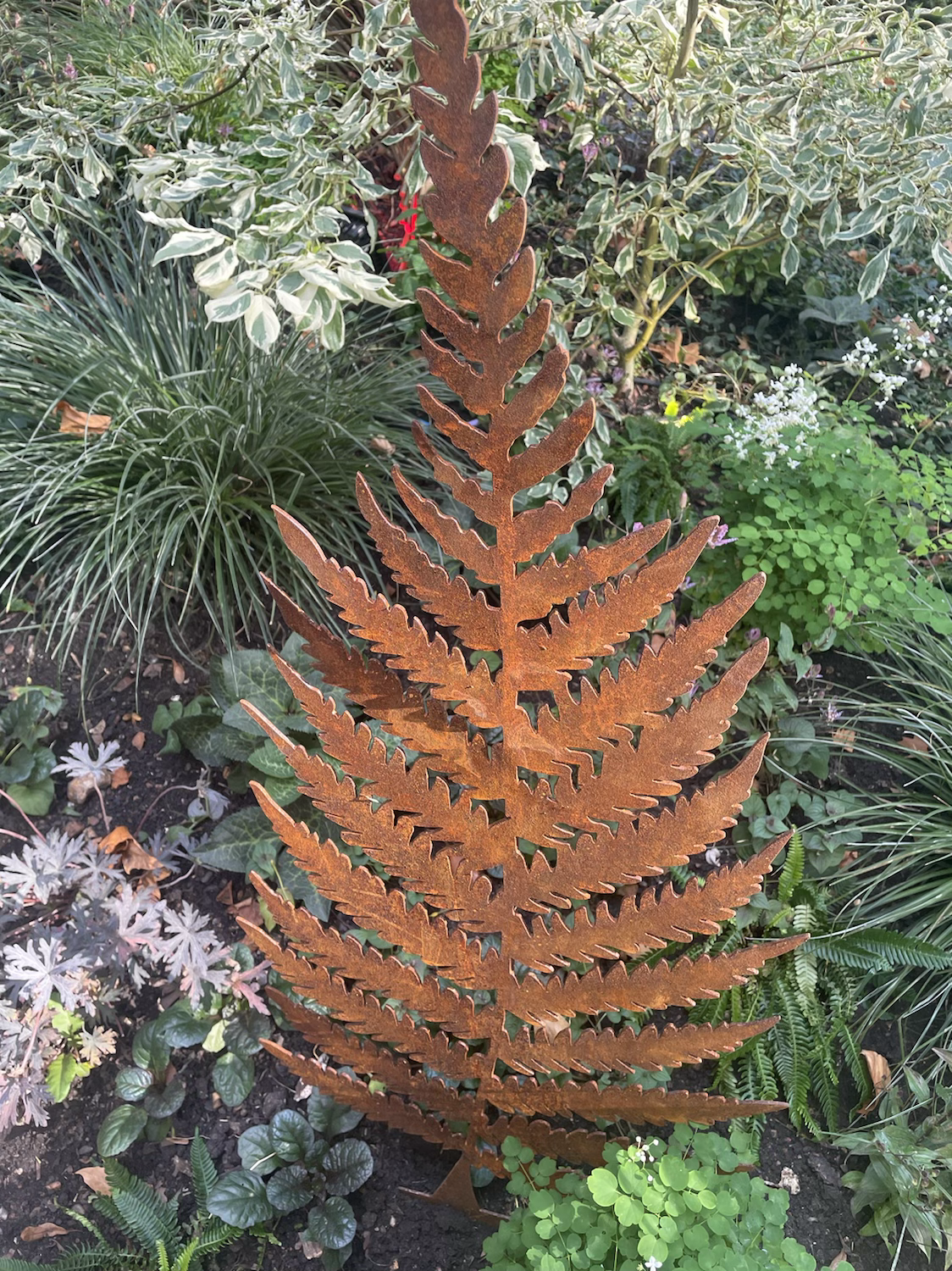 Beechwood Trinkets – wholesale Outdoor ornament/decor – Rustic Fern Leaf Garden Sculpture0