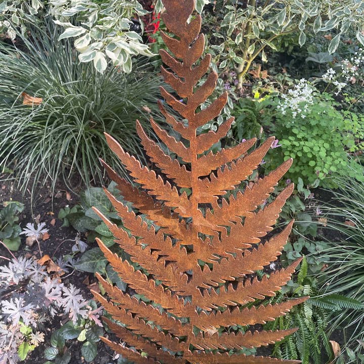 Beechwood Trinkets – wholesale Outdoor ornament/decor – Rustic Fern Leaf Garden Sculpture