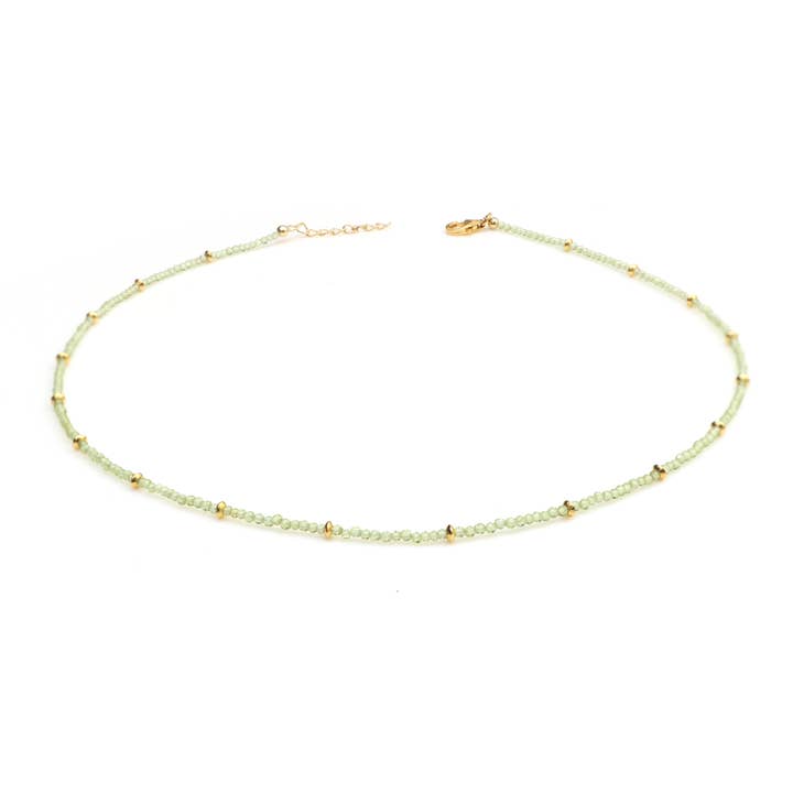 Collier en argent 925 fait main avec perles de péridot et pierres précieuses, plaqué or pour la vente par Fine Facets