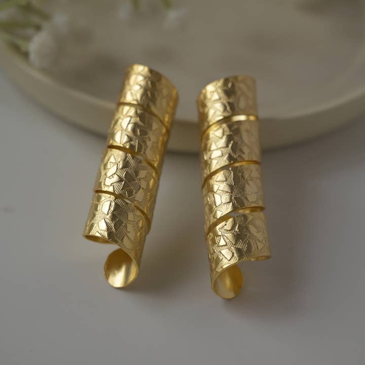 Guldspiral-øreringe: Håndlavet tekstureret smykke for engroshandel hos DIORA