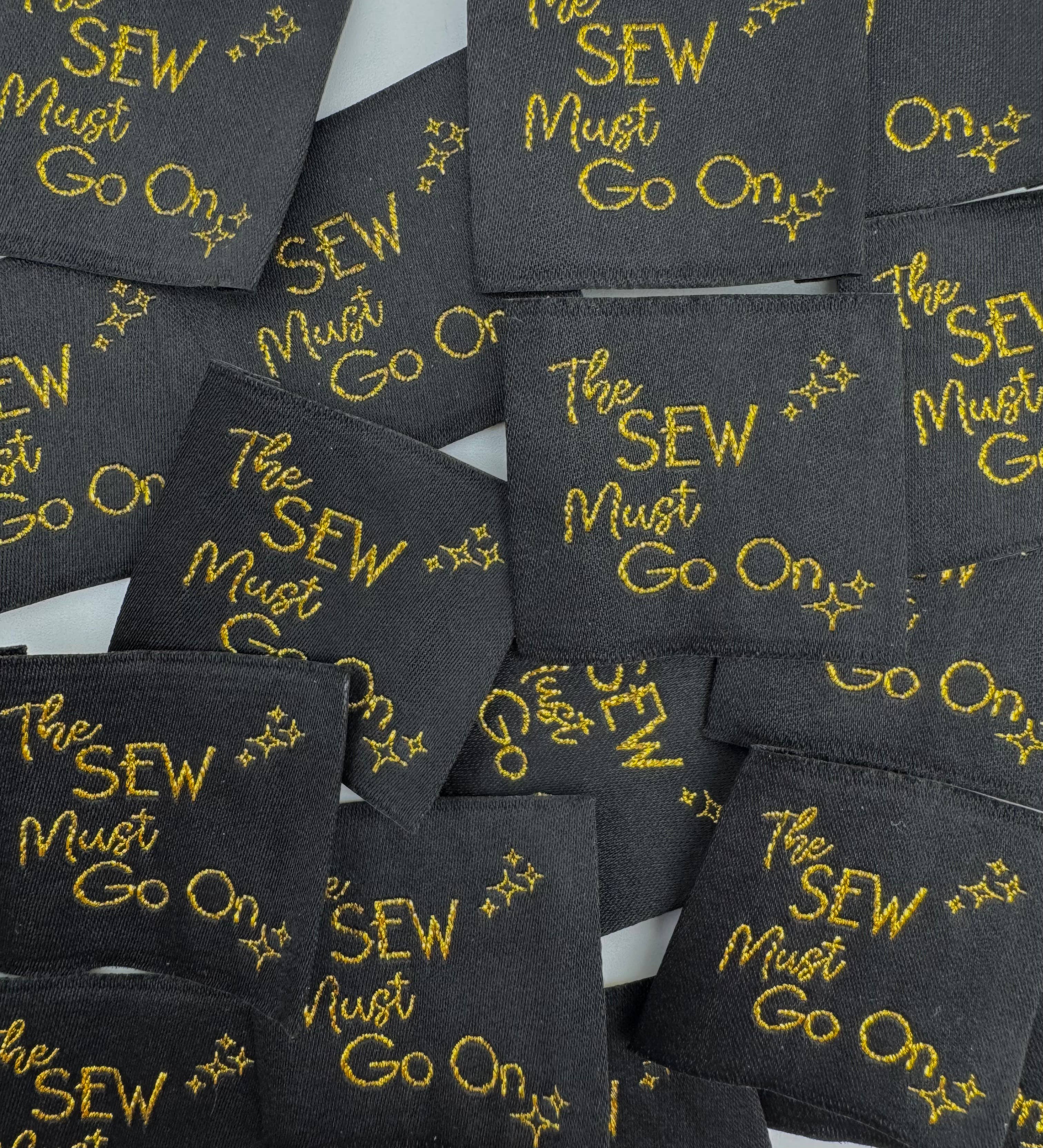 L’Étiquette Home Couture – Großhandel Bastelzubehör – Gewebtes Lurex-Etikett zum Aufnähen "The Sew Must Go ON"0