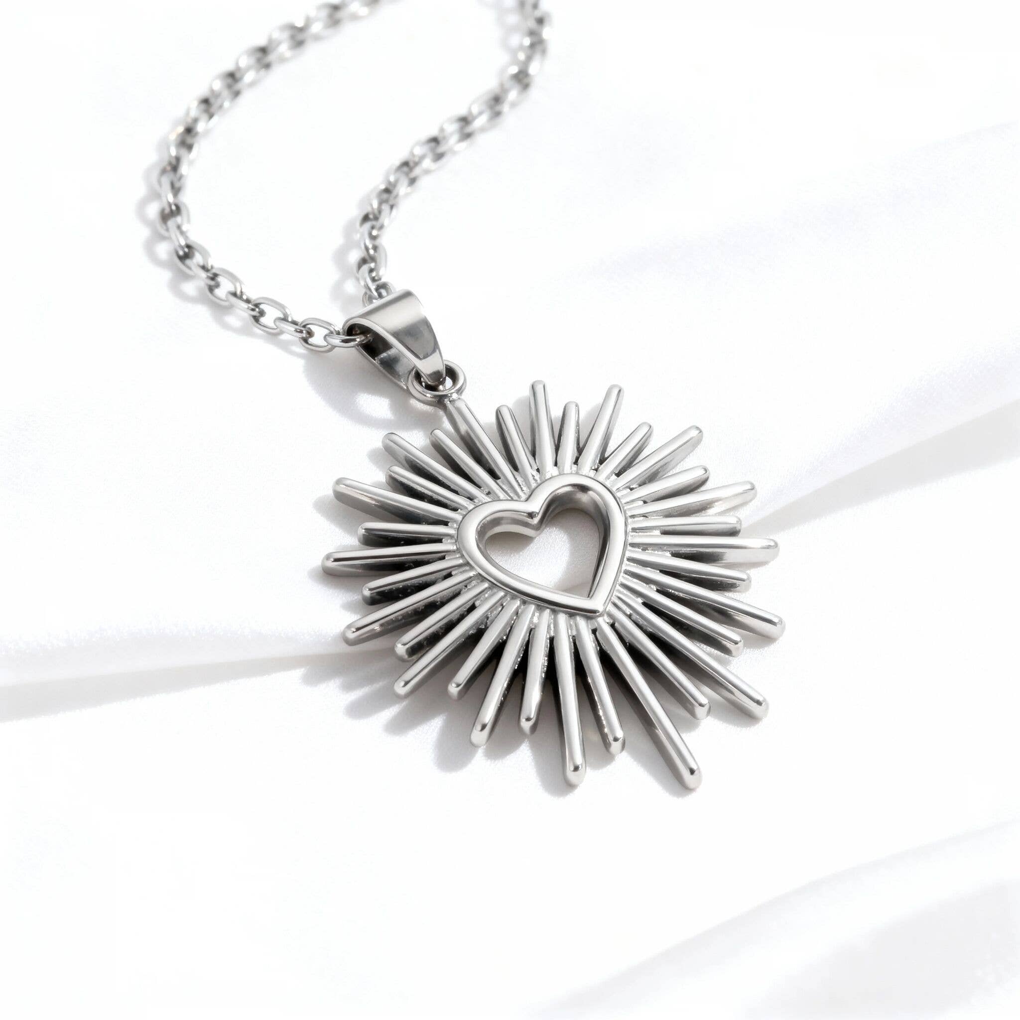 WJW – Großhandel Individueller Charm/Anhänger – Sunburst-Herz-Anhänger aus strukturiertem Edelstahl mit PVD-Beschichtung aus 18 Karat Gold3