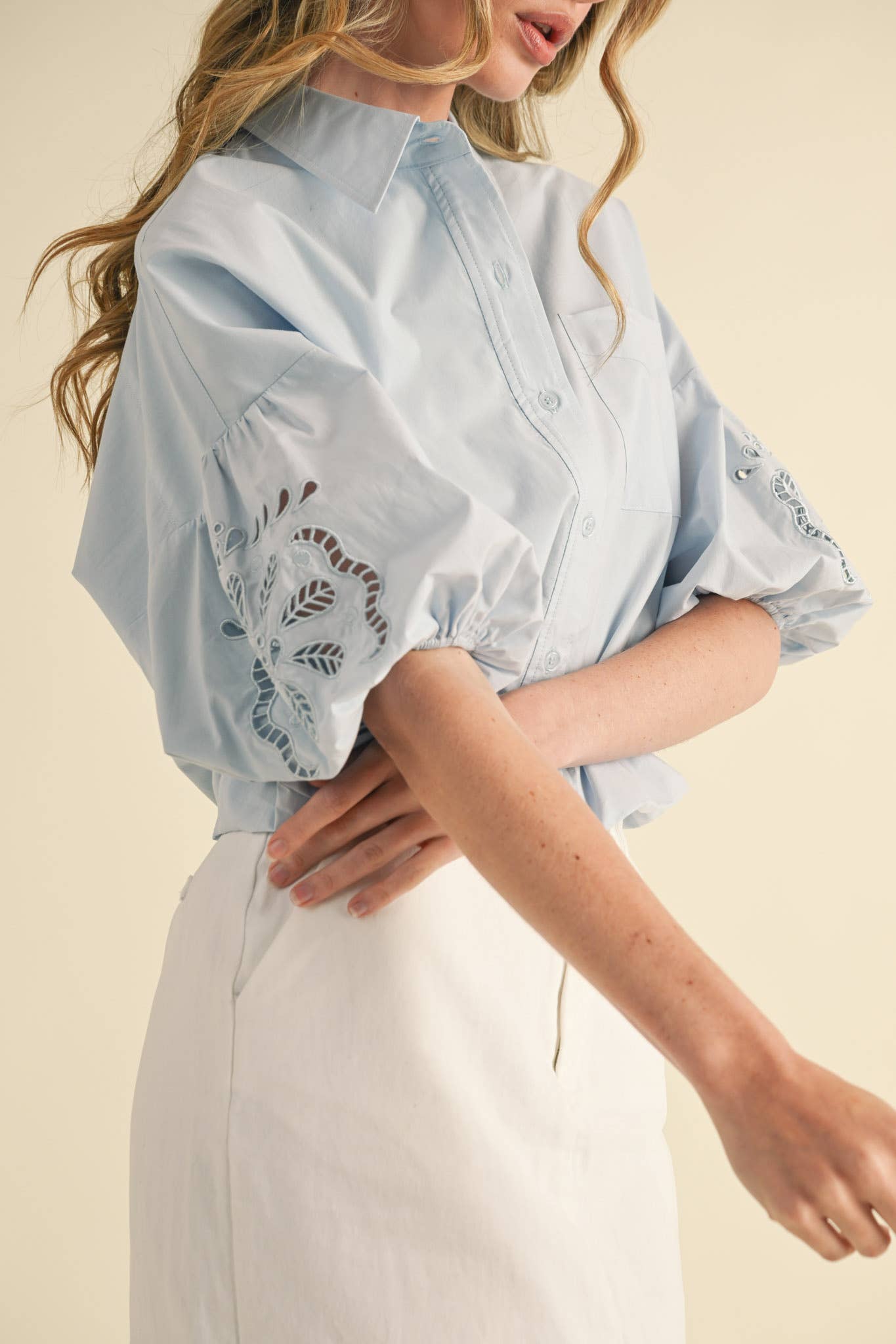 &MERCI – Engroshandel Skjorte med buttondown – til kvinder – UDSKÅRET BRODERET BOBLEÆRME TOP MTP383513