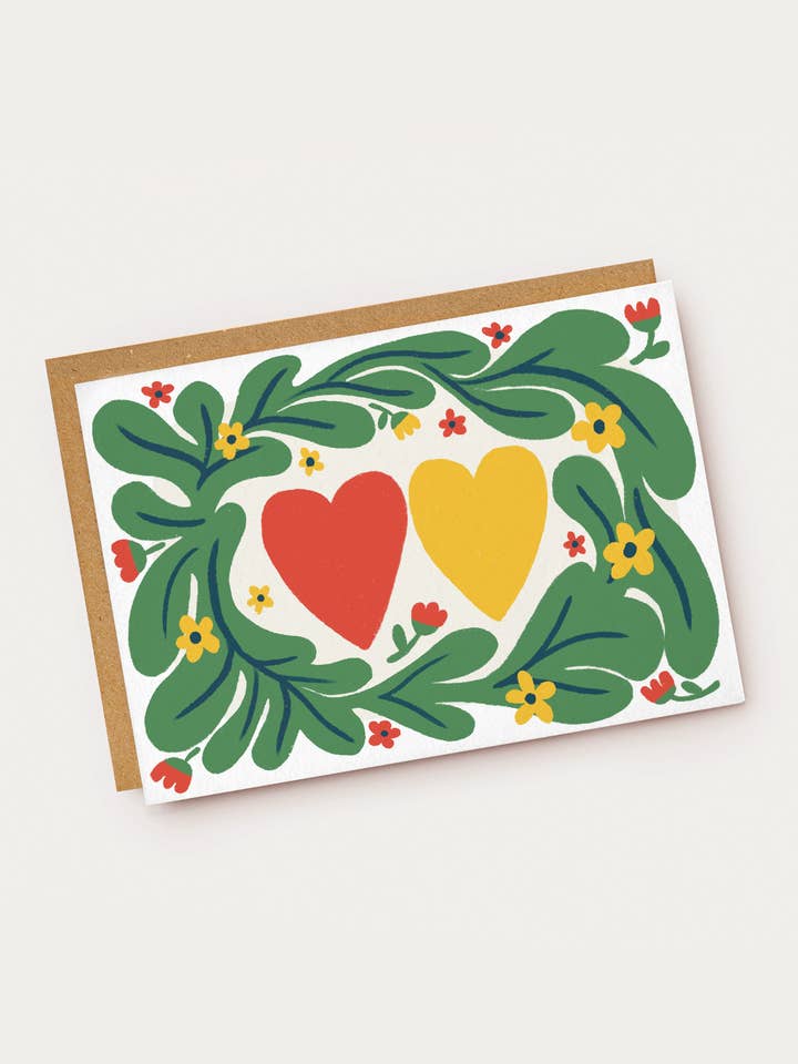 Cœurs rouges et jaunes - Bordure folklorique - Carte d'amour pour la vente par Jade Fisher