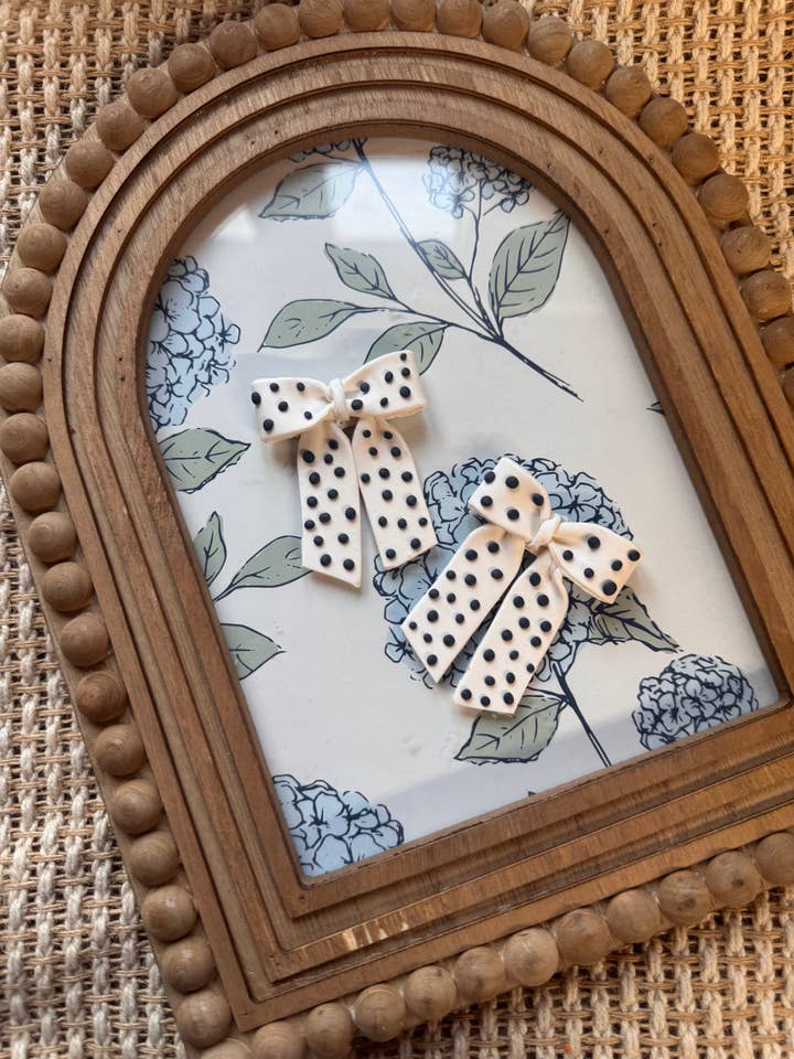 Noeuds à pois bleu marine | Boucles d'oreilles en argile polymère faites à la main pour la vente par Watch Me Bloom