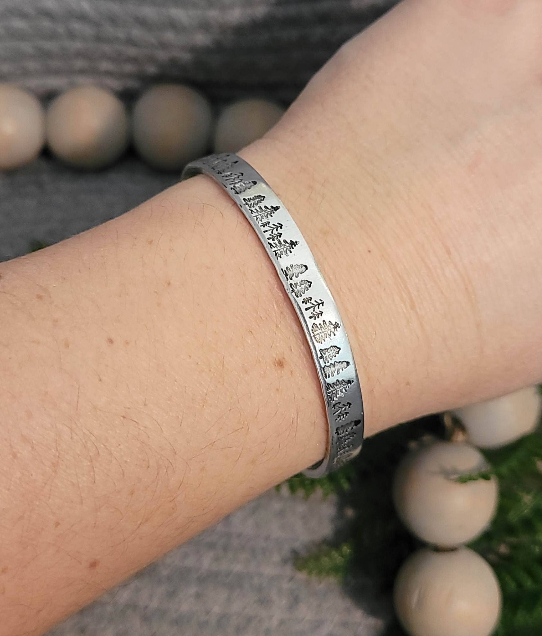 Jangles by Jan - Vente Bracelet manchette - Manchette en aluminium en forme d'arbre estampée à la main3