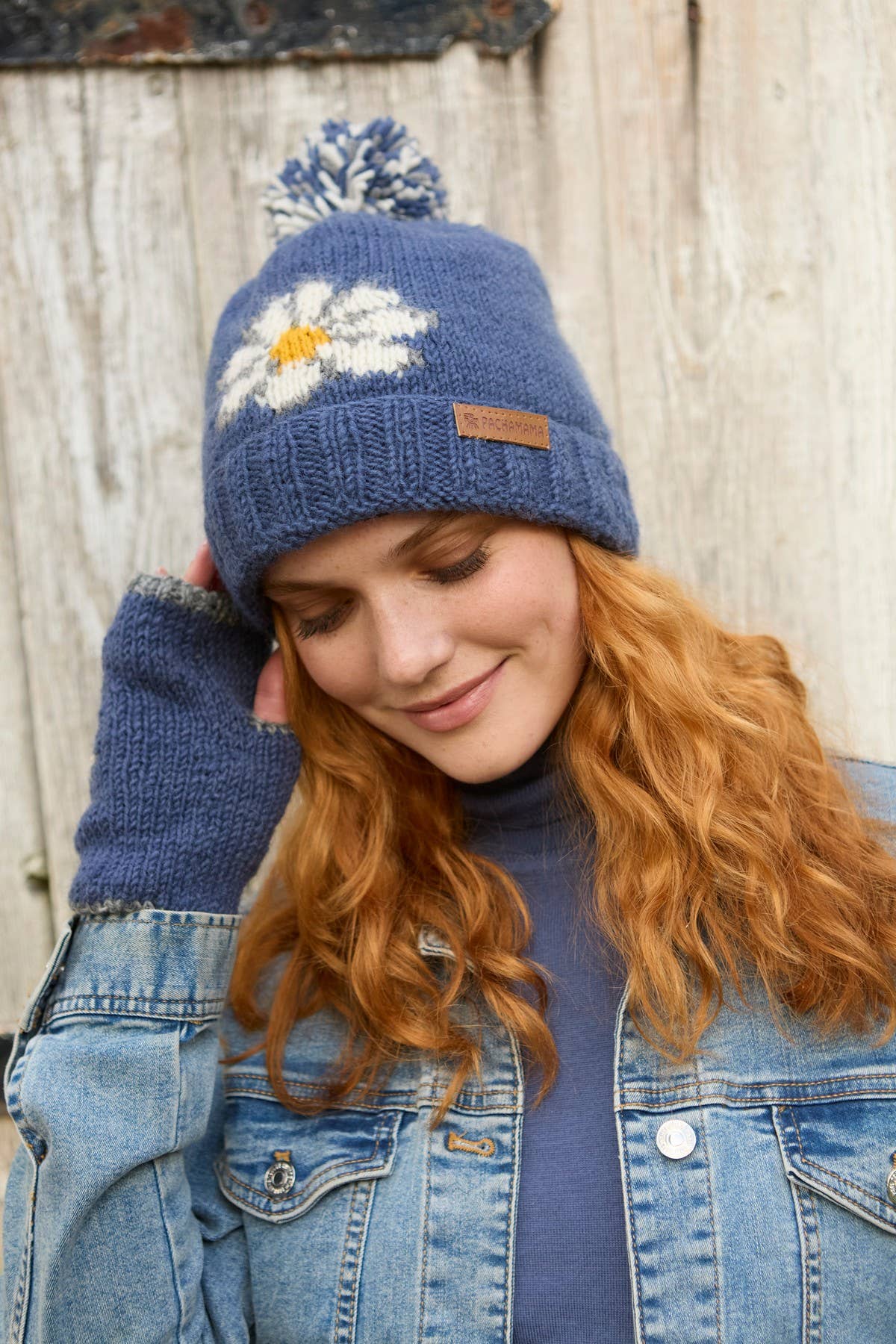 Denim Daisy Flower Blauwe Fleece Gevoerde Gebreide Wol Bobble Muts voor groothandel op Faire2