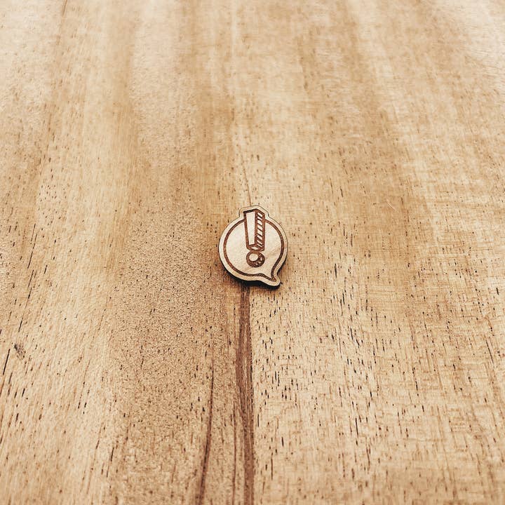 The Wooden Pin – wholesale Nål och knapp för kavajslag – Mini utropstecken Emoji trästift
